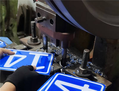 Attrezzature e materiali essenziali per la produzione di segnali stradali
